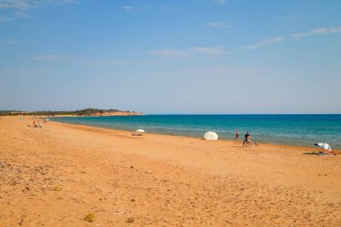 Halikounas Sahili, güneye, uzun, geniş, güzel kumlu plaja doğru bakıyor, Korfu, Yunanistan