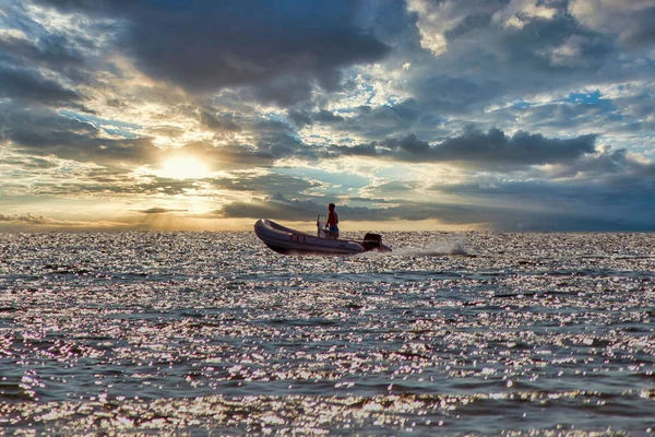 Motorisiertes Schlauchboot Mit Einer Person Fährt Dem Herrlichen Sonnenuntergang Mit — Stockfoto