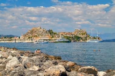 Eski Kerkyras, Korfu, Yunanistan limanındaki kayalıklarda yüzen yüzme alanları