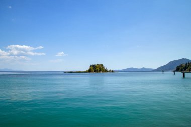 Corfu açıklarındaki güzel bir körfezde bulunan Pontikonisi 'nin küçük pitoresk adası. Şeklinden dolayı Fare Adası olarak da bilinir.