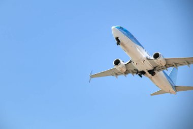 Kalkıştan kısa bir süre sonra mavi ve beyaz uçaklar görüntünün sol tarafında kopyalandı. İniş takımları katlanma sürecinde.