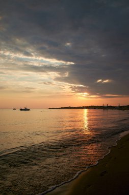 Akşam ışığında Corfu 'nun batı kıyısında bir körfez.