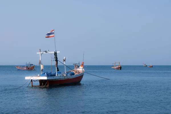 Bateaux Pêche Dans Belle Mer Bleue Bang Saen Thaïlande Photos De Stock Libres De Droits
