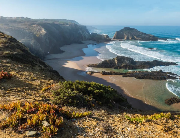 Pohled Prázdnou Pláž Praia Zambujeira Mar Mořskými Vlnami Útesy Kameny — Stock fotografie