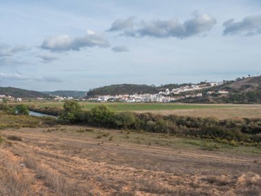 odeceixe Köyü birçok inek ile geniş görüş alentejo, Portekiz üzerinde yer alan.