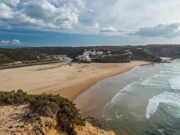 Panoramiczny Widok Praia Odeceixe Mar Surfer Plaży Złotym Piaskiem Atlantyckie — Zdjęcie stockowe