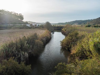 Rio Seixe Nehri 'ni köprüden köye, Alentejo, Portekiz.