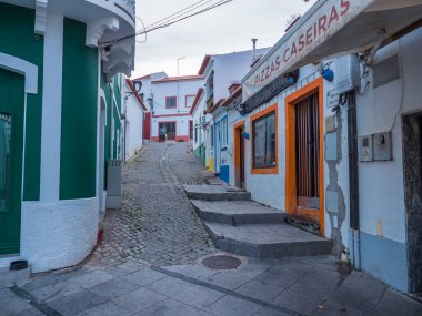 Aldatmaca, Odemira, Portekiz, 28 Ekim 2021: Eski beyaz evleri geleneksel Portekiz tarzında olan Ohexe köyünde Paved Caddesi.
