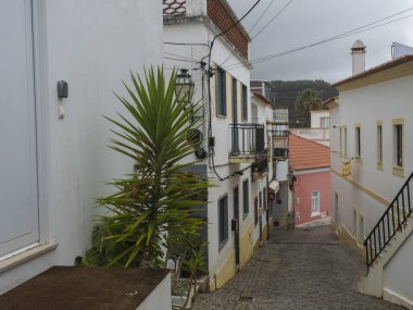 Aldatmaca, Odemira, Portekiz, 28 Ekim 2021: Eski beyaz evleri geleneksel Portekiz tarzında olan Ohexe köyünde Paved Caddesi.