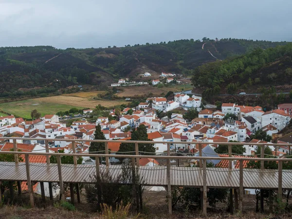 セクシス川 緑の丘や放牧牛とフィールドに囲まれた町Odecyx 白い家の伝統的な村の上空からの眺め ポルトガルのAlentejo — ストック写真
