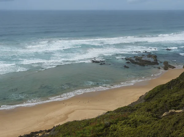 葡萄牙奥德米拉Rota Vicentina海岸空旷的Praia Carreagem海滩 那里有海浪 悬崖和石头 金黄色湿沙和绿色植被 多云的秋日 — 图库照片