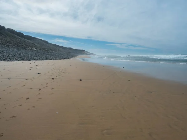 Pohled Prázdnou Pláž Praia Queimado Oceánskými Vlnami Ostrými Skalami Mokrým — Stock fotografie