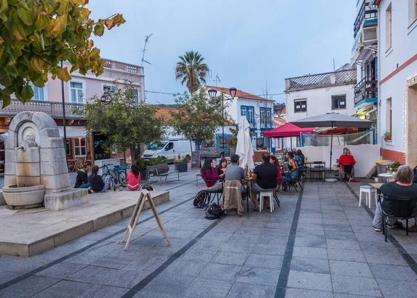 Odecyxe Odemira ポルトガル 2021年10月28日 村の中央広場Odecyxe伝統的なポルトガル様式の古い家 レストランや噴水でリラックスした人々 — ストック写真
