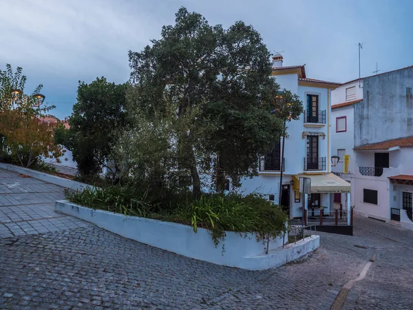 Odecidex Odemira ポルトガル 2021年10月28日 村の舗装された通りOdecidexe伝統的なポルトガル風の古い白い家 秋の夜 — ストック写真