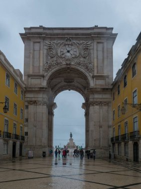 Lizbon, Portekiz, 30 Ekim 2021: Rua Augusta Kemeri Ticaret Meydanı 'ndaki tarihi eser Augusta Caddesi Zaferi Kemeri, Praca do Comercio veya Terreiro do Paco. Baixa 'da yağmurlu bir gün, Lizbon Merkezi.