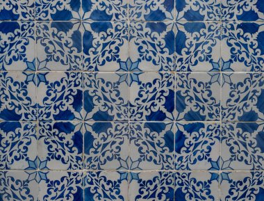 Lizbon 'daki eski evlerin cephesinden mavi seramik fayanslar. Portekiz geleneksel Azulejos dekoratif sanatsal tasarım arka planı, yaratıcı doku yüzeyi.