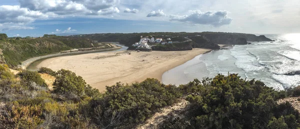 Panoramablick Auf Den Strand Praia Odeceixe Mar Surfer Mit Goldenem — Stockfoto