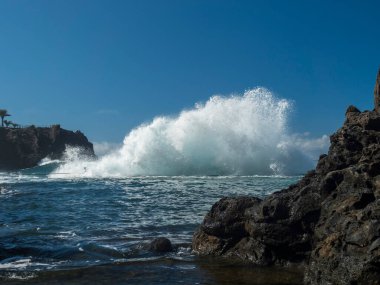 Los Gigantes, Tenerife, İspanya 'daki Atlantik Okyanusu' ndaki doğal kaya yüzme havuzu Charco de la Cangrejo manzarası. Güneşli kış günü