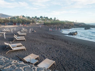 Alcala, Tenerife, Kanarya Adaları, İspanya, 20 Aralık 2021: Alcala köyündeki beş yıldızlı otel olan Gran Melia Palacio de Isora Resort 'taki siyah kumsal Playas de La Jaquita manzarası.