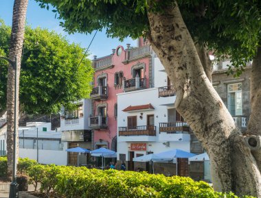 Alcala, Tenerife, Kanarya Adaları, İspanya, 20 Aralık 2021: Tenerife 'nin güney kıyısındaki küçük bir turizm beldesi olan Alcala köyünde geleneksel koloni mimarisinde evleri olan meydan