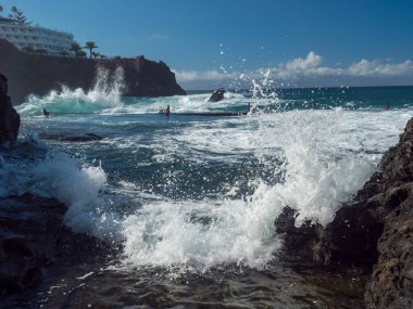 Los Gigantes, Tenerife, İspanya 'daki Atlantik Okyanusu' ndaki doğal kaya yüzme havuzu Charco de la Cangrejo manzarası. Güneşli kış günü