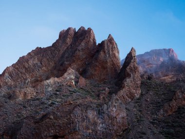 Roques de Garcia kayalar ve Teide yanardağı kırmızı günbatımı ışığı. Tenerife Milli Parkı, Kanarya Adaları, İspanya.