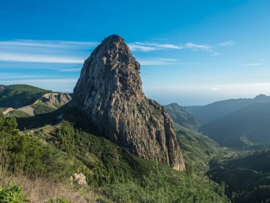 La Gomera, İspanya, Avrupa 'daki Garajonay Ulusal Parkı' ndaki devasa volkanik kaya oluşumu Roque de Agando 'nun manzarası. Eski bir volkanın lav konisi, adanın sembolü. Yatay.