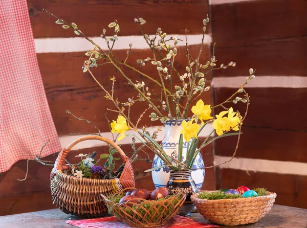 Bodegón Pascua Primavera Con Cestas Mimbre Huevos Pascua Decorados Colores —  Fotos de Stock