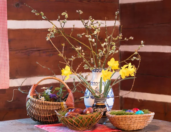 Bodegón Pascua Primavera Con Cestas Mimbre Huevos Pascua Decorados Colores —  Fotos de Stock