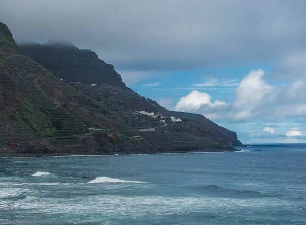 카탈리나 해변에서 수있는 테라스가 있는아 과가파른 절벽이 보인다 Telephoto Lense — 스톡 사진