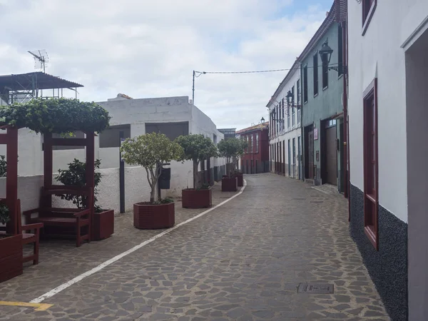 Agulo Gomera Canary Islands スペイン 2021年12月27日 北海岸の緑の谷に位置するAgulo村のカラフルな伝統的な家屋が建ち並ぶ石畳の通り 曇った冬の日 — ストック写真