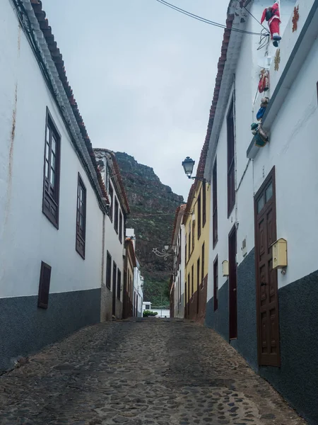 Calle Empedrada Estrecha Con Casas Blancas Tradicionales Pueblo Agulo Situado — Foto de Stock