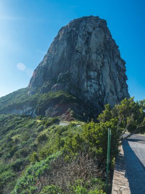 La Gomera, İspanya, Avrupa 'daki Garajonay Ulusal Parkı' ndaki devasa volkanik kaya oluşumu Roque de Agando 'nun manzarası. Eski bir volkanın lav konisi, adanın sembolü. Dikey.