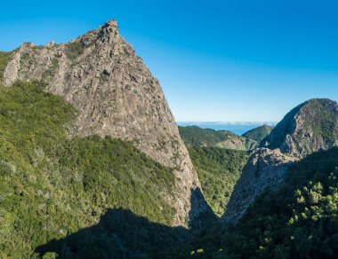 Volkanik kaya oluşum dağları Roque de Zarcita ve Roque de Ojila ile Mirador de Roque Agando 'nun La Gomera, Kanarya Adaları' ndaki Garajonay Ulusal Parkı 'ndan manzara, İspanya, Avrupa