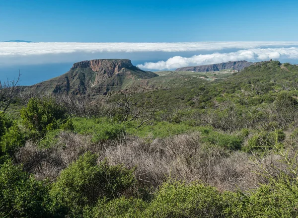 从Garajonay山的Alto De山顶看到的桌山福塔莱萨的风景 白云和El Hiero岛上 西班牙加那利群岛La Gomera — 图库照片