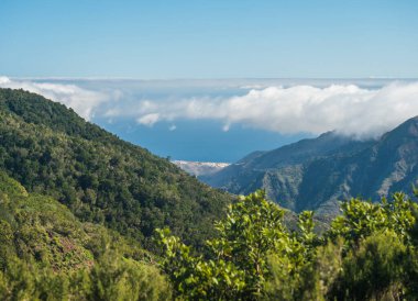 Garajonay Milli Parkı 'nda, Mirador de Roque Agando' dan La Gomera, Kanarya Adaları, İspanya, Avrupa 'daki La Laja' ya kadar San Sebastian de La Gomera yürüyüş parkının uzak bir görüntüsü var.