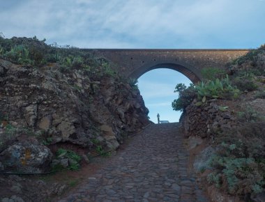 Taştan asfalt yolda Mirador Ermita del Santo, Arure, La Gomera, Kanarya Adaları, İspanya.