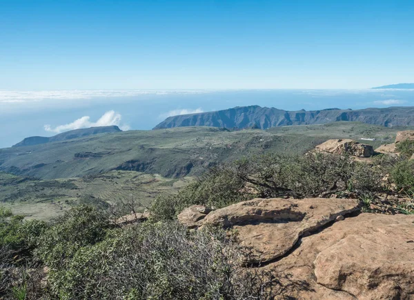 从福塔莱萨山顶俯瞰风景 青山和平原 白云和上面的厄尔尼诺岛 西班牙加那利群岛La Gomera — 图库照片