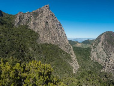 Volkanik kaya oluşum dağları Roque de Zarcita ve Roque de Ojila ile Mirador de Roque Agando 'nun La Gomera, Kanarya Adaları' ndaki Garajonay Ulusal Parkı 'ndan manzara, İspanya, Avrupa