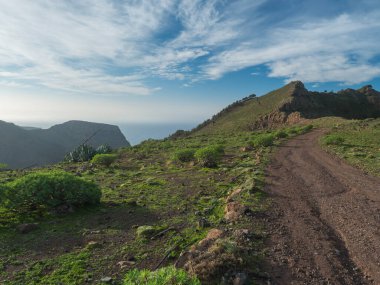 La Merica dağının tepesindeki toprak yol, Camino La Merica yürüyüş yolu. Yeşil vadi çığlığı. Arure, Valle Gran Rey, La Gomera, Kanarya Adaları, İspanya