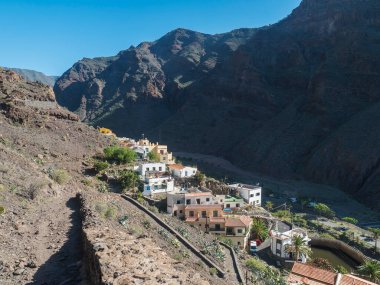 İspanya 'nın La Gomera Kanarya Adası' ndaki Valle Gran Rey 'deki La Calera köyünün manzarası. Dağ yamaçlarında renkli evler