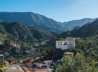 Macayo köyünün renkli evleri, La Gomera, Kanarya Adaları, İspanya, teraslı tarlaları ve palmiye ağaçları ile