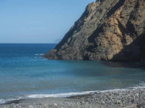 Zicht Playa Vallehermoso Vulkanisch Zwart Zandstrand Met Kiezels Bergklif Met — Stockfoto