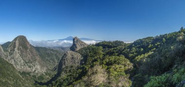 Volkanik kaya oluşumlarıyla Mirador del Bailadero 'nun panoramik manzarası Los Roques ve Tenerife adası ve Pico de Teide volkanı. La Gomera 'daki Garajonay Ulusal Parkı, Kanarya Adaları, İspanya