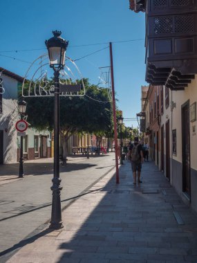 San Sebastian, La Gomera, Kanarya Adaları, İspanya, 2 Ocak 2022: San Sebastian de la Gomera şehrinin merkezinde renkli eski binalar, geleneksel koloni tarzında evler