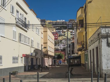 San Sebastian, La Gomera, Kanarya Adaları, İspanya, 2 Ocak 2022: Renkli yeni ve eski binaları olan San Sebastian de la Gomera şehrinin merkezinde bir sokak manzarası