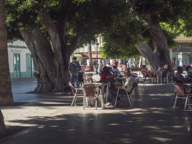 San Sebastian, La Gomera, Kanarya Adaları, İspanya, 2 Ocak 2022: Renkli ve eski binaları olan San Sebastian de la Gomera şehrinde ana meydanı ve büyük incir ağacı manzarası