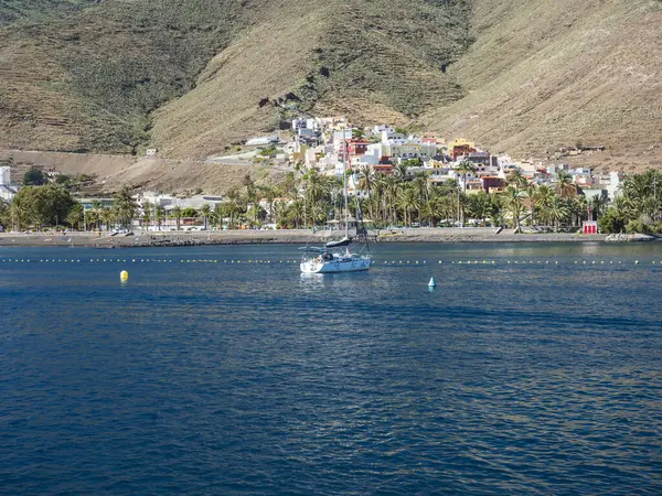 サンセバスチャン ラゴメラ カナリア諸島 スペイン 2022年1月2日 航海船 ビーチ カラフルな家 ヤシの木とクルーズ船から見たラゴメラ島の首都 — ストック写真