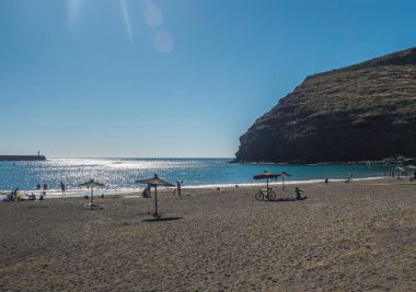 San Sebastian, La Gomera, Kanarya Adaları, İspanya, 2 Ocak 2022: San Sebastian de la Gomera plajı, güneşli kış gününde güneşlenen ve güneşlenen insanlarla birlikte adanın başkenti