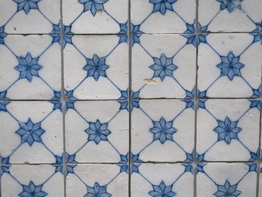 Monte Palace 'ın Funchal Madeira' daki tropikal bahçesinin duvarından mavi seramik fayanslar. Portekiz geleneksel Azulejos dekoratif sanatsal tasarım arka planı, yaratıcı doku yüzeyi.